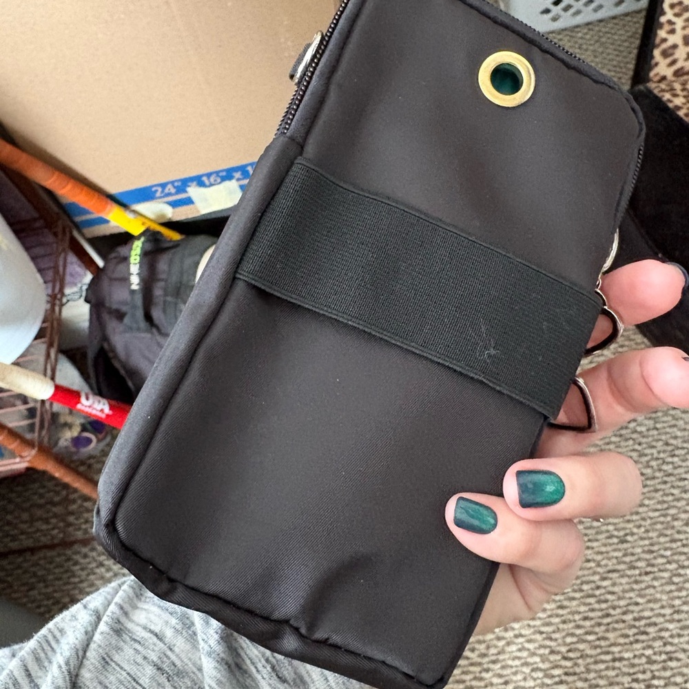 Elegant Black Bag with Heart Zipper - Picture 4 of 4